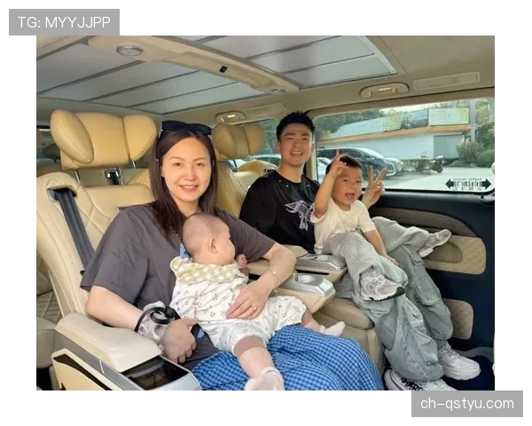 郑思维训练完直接去接娃，球拍还没放下奶粉钱先交了